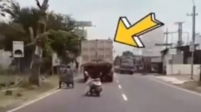 Heboh Emak-emak Naik Motor Berhentikan Truk, Cuma Mau Bilang Begini