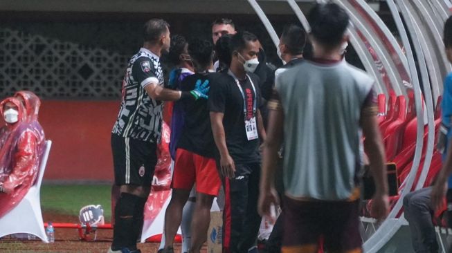 Pemain Persija Jakarta, Marko Simic sempat adu argumen dengan kiper Andritany Ardhiyasa di akhir pertandingan melawan PSM Makassar. (dok. Persija)