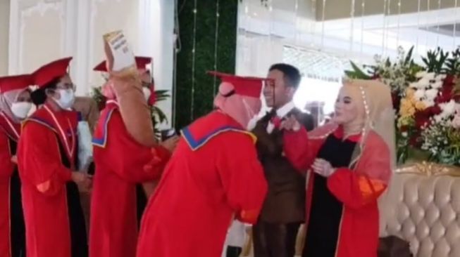 Viral Tamu Undangan Datang Pakai Toga Wisuda ke Pernikahan Teman