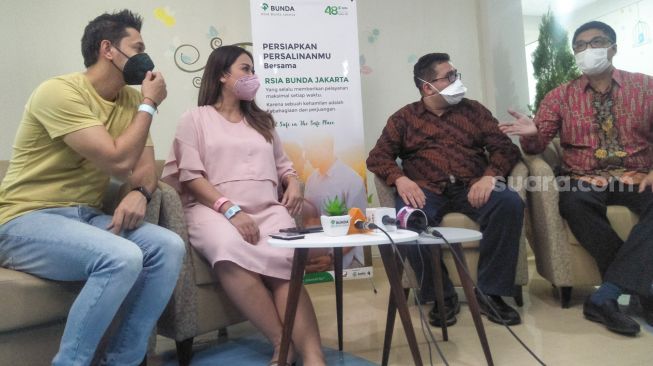 Pasangan Andrew Andika dan Tengku Dewi Putri saat ditemui di RSIB Bunda, Menteng, Jakarta Pusat, Jumat (16/4/2021).  [Suara.com/Alfian Winanto]