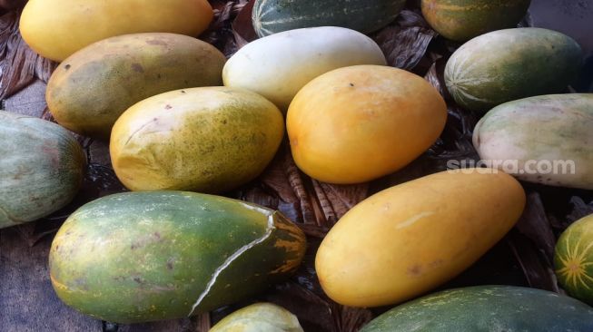 Timun suri menjadi salah satu buah yang khas dijajakan di bulan Ramadhan untuk hidangan buka puasa. [SuaraJakarta.id/Wivy Hikmatullah]