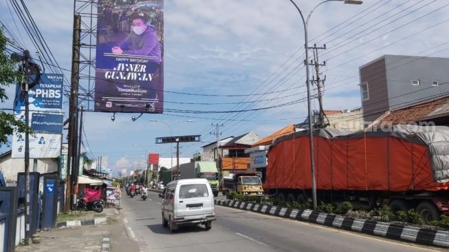 Tajir! Perempuan di Kota Tegal Beri Ucapan Ulang Tahun Lewat Billboard