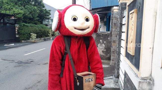 Lucas, badut keliling ketika ditemui Suara.com di kawasan Bukit Duri, Jakarta Selatan. (Suara.com/Yaumal)