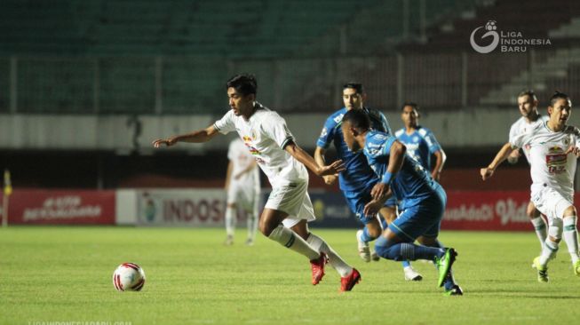 Pertandingan leg pertama semifinal Piala Menpora Persib vs PSS di Stadion Maguwoharjo, Sleman, Jumat (16/4/2021). [Liga Indonesia Baru]