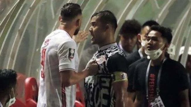 Dua pemain Persija Jakarta, Marko Simic dan Andritany Ardhiyasa terlibat adu fisik saat laga melawan PSM Makassar. (Istimewa)