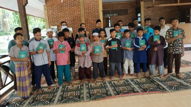 Jelang Ramadhan, Warga Sulawesi Selatan Gembira Dapat Wakaf Alquran