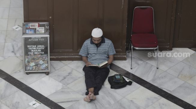 Umat Islam membaca Al-Quran di Masjid Cut Meutia, Menteng, Jakarta, Jumat (16/4/2021). [Suara.com/Angga Budhiyanto]