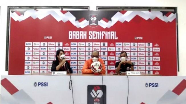 Pelatih Persija Jakarta Sudirman dan Pemain Persija Riko Simanjuntak memberikan keterangan pers secara virtual seusai laga kontra PSM Makassar pada semifinal Piala Menpora 2021 di Stadion Maguwoharjo, Sleman, Daerah Istimewa Yogyakarta, Kamis malam. (ANTARA FOTO/Luqman Hakim)