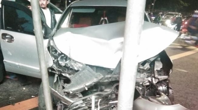 Terobos Lampu Merah, Ambulans Ditabrak Minibus hingga Lukai Pesepeda