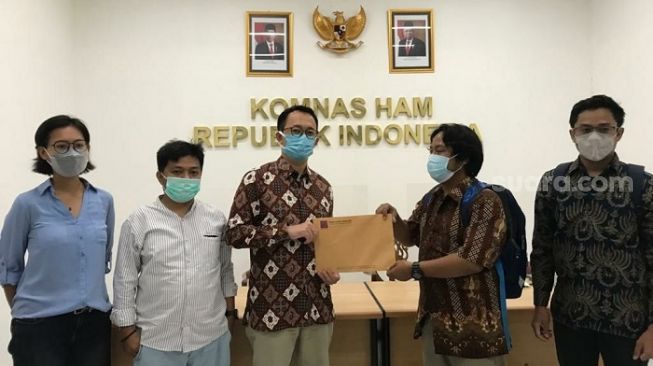 AJI Indonesia melaporkan kasus dugaan pelanggaran HAM yang dialami Jurnalis TEMPO, Nurhadi ke Komnas HAM. (Suara.com/Yaumal)