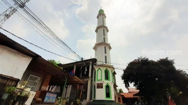 Masjid Al-Ikhlas Cilenggang, Kecamatan Serpong, Kota Tangerang Selatan (Tangsel), menjadi saksi penyebaran Islam dan juga mas kawin Pangeran Kesultanan Banten Tubagus Muhammad Atif, Jumat (16/4/2021). [SuaraJakarta.id/Wivy Hikmatullah]