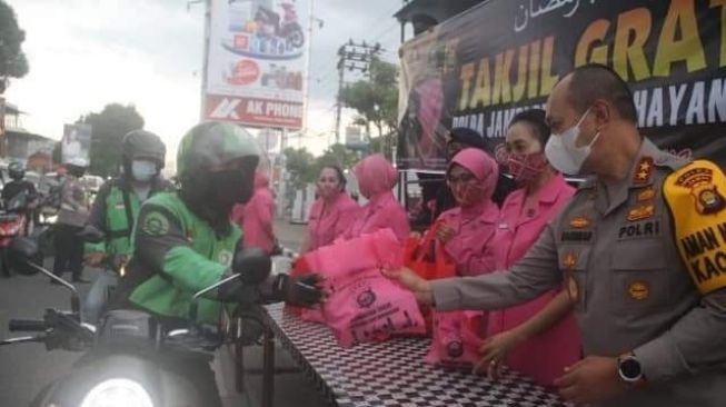 Bhayangkari Polda Jambi Bagikan 550 Paket Takjil Gratis kepada Warga