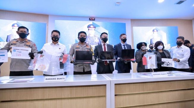 Polda Jatim Amankan Dua Tersangka Pembuat Website Amerika Serikat Palsu