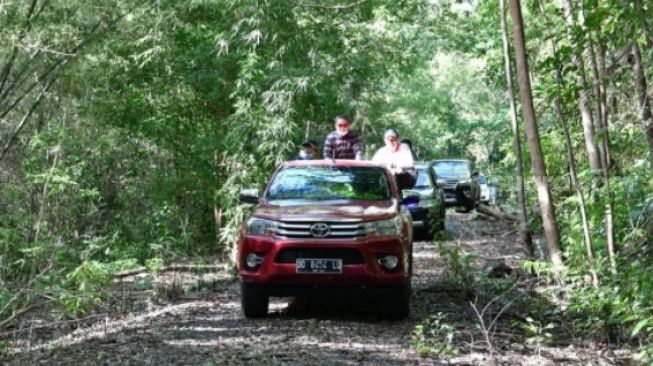 Nurdin Abdullah saat meninjau jalan yang akan dibangun menuju Pucak Maros. Belakangan diketahui proyek ini tidak terdaftar dalam DPA / [SuaraSulsel.id / Lorensia Clara Tambing]