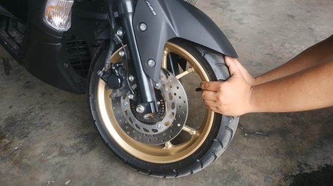 Ini Bahaya yang Mengintai Jika Mendiamkan Ban Motor Dalam Kondisi Bocor Halus Terlalu Lama