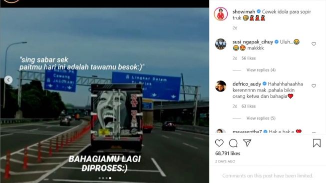 Pose ketawa ala Soimah terpampang di bak truk (Instagram)
