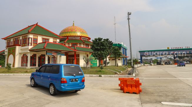 Masjid Babah Alun Desari yang bersebelahan dengan gerbang tol Cilandak Barat, Jakarta Selatan, Sabtu (17/4/2021). [Suara.com/Alfian Winanto]