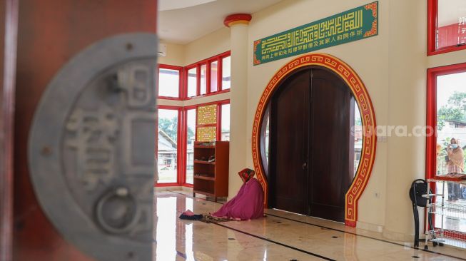 Warga beribadah di Masjid Babah Alun Desari yang terletak di Cilandak, Jakarta Selatan, Sabtu (17/4/2021). [Suara.com/Alfian Winanto]