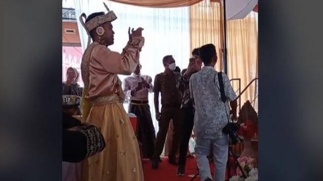 Kocak! Gara-gara Ulah Tamu, Pengantin Pria Ini Malah Jadi Tukang Foto