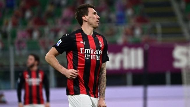 Mario Mandzukic kembalikan gajinya ke AC Milan karena tak bermain lantara cedera yang dialaminya. (MIGUEL MEDINA / AFP)