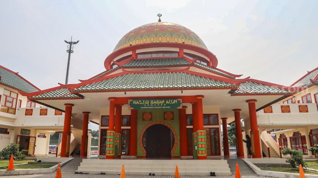 Masjid Babah Alun Desari yang terletak di Cilandak, Jakarta Selatan, Sabtu (17/4/2021). [Suara.com/Alfian Winanto]