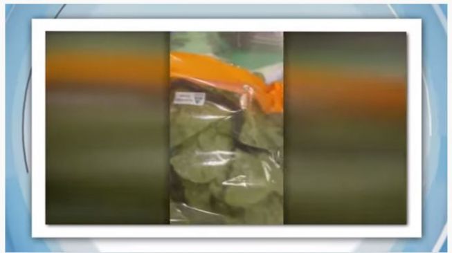 Ular di dalam sayur selada. (Youtube/Behind the News)