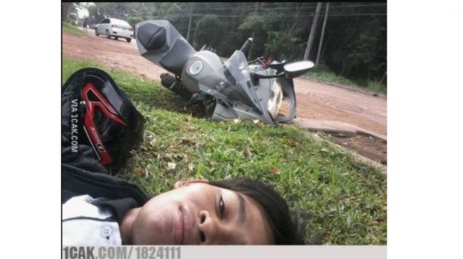 Selfie dulu mesti terjatuh dari motor (1cak.com)