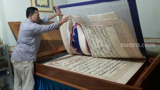 Setahun Penuh, Al Quran Raksasa di Ciwandan Ditulis Tangan Usai Tahajud