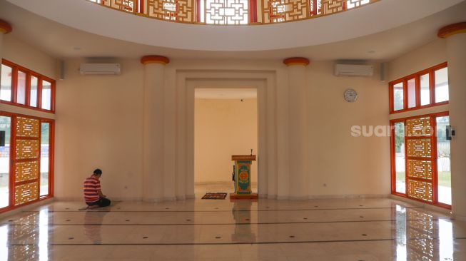 Warga beribadah di Masjid Babah Alun Desari yang terletak di Cilandak, Jakarta Selatan, Sabtu (17/4/2021). [Suara.com/Alfian Winanto]