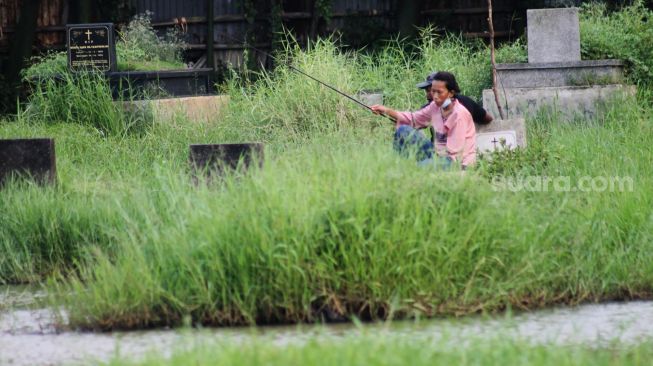 Puluhan Warga yang Sedang Asyik Mancing Lari Kocar-kacir Saat Didatangi Sosok Ini