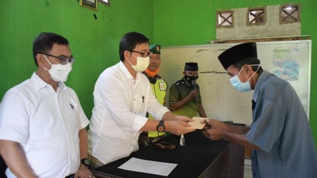 Korban Bencana Angin Puting Beliung di Mappedeceng Lutra Terima Bantuan
