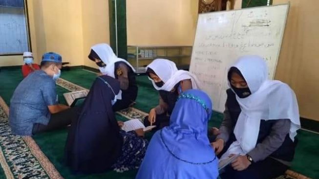 Tim Srikandi Squad 01 Polres Merangin Ajarkan 30 Anak-anak Mengaji