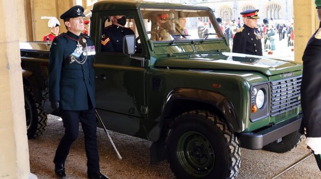 Land Rover Defender yang dimodifikasi tiba menjelang prosesi upacara pemakaman Pangeran Philip, Duke of Edinburgh di St George's Chapel, Istana Windsor, barat London, pada 17 April 2021 [AFP/POOL/Chris Jackson].