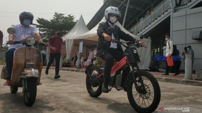 Menhub Budi Karya Sumadi saat menjajal motor listrik di Lapangan Stasiun Bekasi Timur [ANTARA]