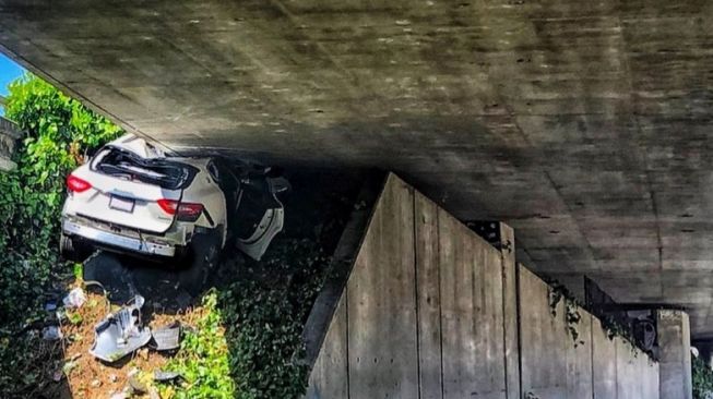 Mobil Mewah Nyangkut di Kolong Jalan Tol, Polisi Heran Sopirnya Selamat