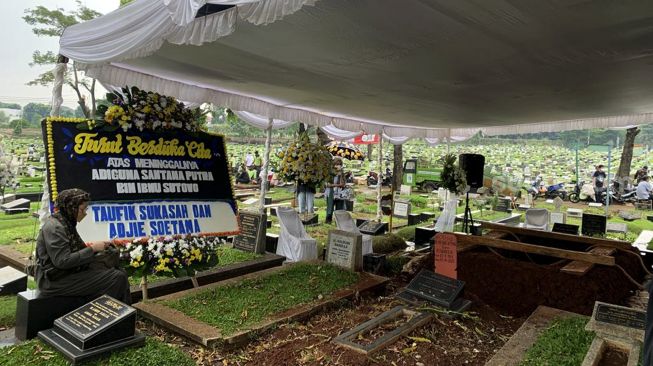 Suasana sebelum prosesi pemakaman ayah mertua aktris Dian Sastrowardoyo, Adiguna Sutowo di Tempat Pemakaman Umum (TPU) Tanah Kusir, Jakarta, Minggu (18/4/2021). [Suara.com/Evi Ariska]