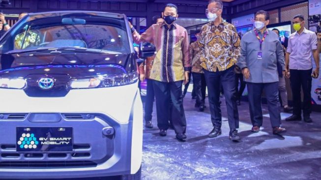 Menteri Perindustrian Agus Gumiwang Kartasasmita (kiri) bersama Ketua MPR RI sekaligus Ketua Umum Ikatan Motor Indonesia (IMI) Bambang Soesatyo (kedua kiri) memperhatikan profil mobil listrik di Indonesia International Motor Show (IIMS) Hybrid 2021 di Jakarta [Biro Humas Kementerian Perindustrian via ANTARA].