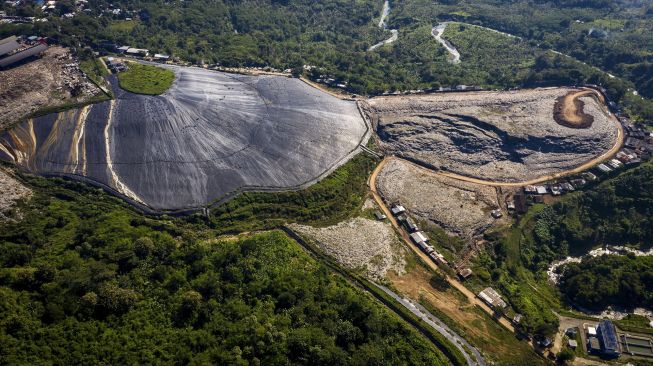 Foto udara lapisan geomembran menutup hamparan lahan bekas timbunan sampah untuk menghasilkan metana pada proyek Pembangkit Listrik Tenaga Sampah (PLTSa) Landfill Gas (kiri) di Tempat Pembuangan Akhir Jatibarang, Kota Semarang, Jawa Tengah, Sabtu (17/4/2021). [ANTARA FOTO/Aji Styawan]