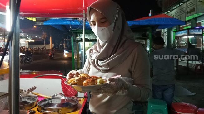 Kisah Eks Pramugari Jualan Lontong Sayur di Pinggir Jalan dan Bocoran Resep