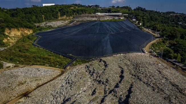 Foto udara lapisan geomembran menutup hamparan lahan bekas timbunan sampah untuk menghasilkan metana pada proyek Pembangkit Listrik Tenaga Sampah (PLTSa) Landfill Gas di Tempat Pembuangan Akhir Jatibarang, Kota Semarang, Jawa Tengah, Sabtu (17/4/2021). [ANTARA FOTO/Aji Styawan]