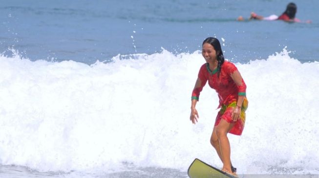 PBI Bali Mensosialisasikan Gerakan Berkebaya lewat "Kartini Go Surf"