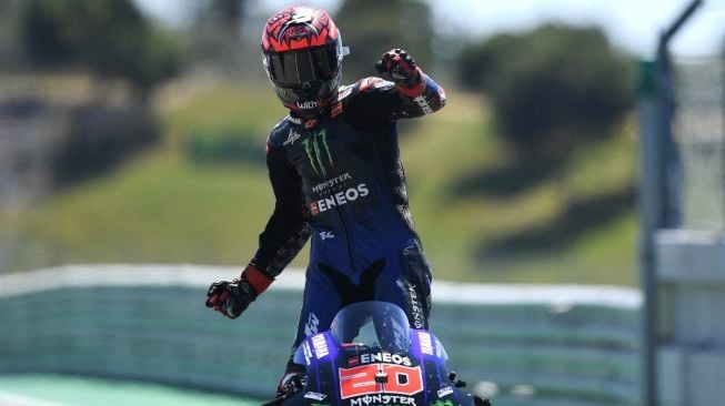 Rider Monster Yamaha Energy, Fabio Quartararo melakukan selebrasi usai memenangi MotoGP Portugal 2021 di Sirkuit Portimao, Minggu (18/4/2021) malam WIB. [PATRICIA DE MELO MOREIRA / AFP]