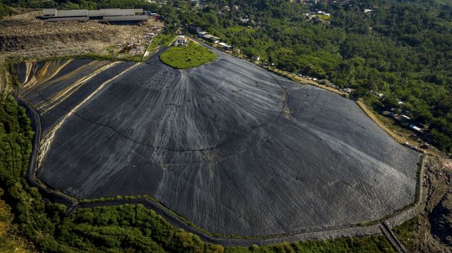 Foto udara lapisan geomembran menutup hamparan lahan bekas timbunan sampah untuk menghasilkan metana pada proyek Pembangkit Listrik Tenaga Sampah (PLTSa) Landfill Gas di Tempat Pembuangan Akhir Jatibarang, Kota Semarang, Jawa Tengah, Sabtu (17/4/2021). [ANTARA FOTO/Aji Styawan]