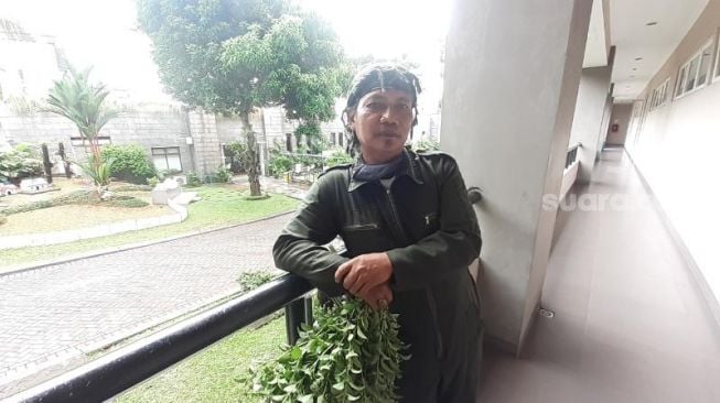 Ismail, pegawai muslim yang bertugas sebagai petugas kebersihan di Gereja Santo Laurensius Alam Sutera, Serpong, Kota Tangerang Selatan (Tangsel), saat ditemui Sabtu (17/4/2021). [SuaraJakarta.id/Wivy Hikmatullah]