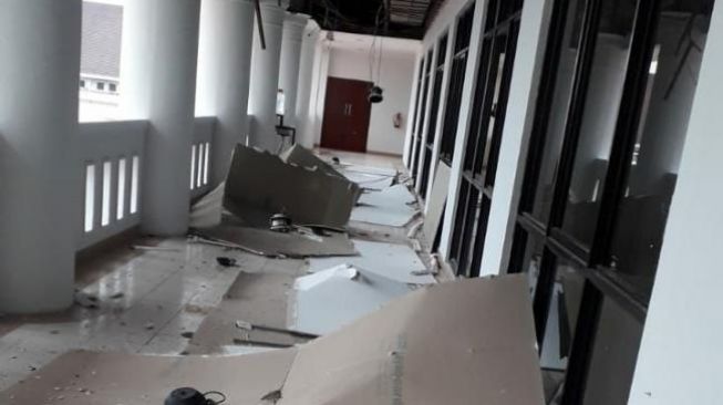 Komplek Perkantoran Kantor Gubernur Kepulauan Riau hancur diterjang angin dan hujan badai.  (Batamnnews)