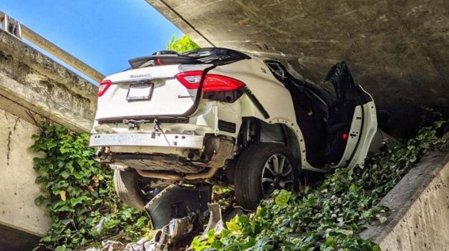 Mobil mewah terjebak di bawah jalan tol, polisi bertanya-tanya apakah pengemudinya aman