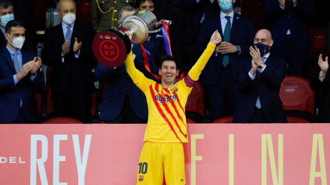 Bintang Barcelona Lionel Messi mengangkat piala Copa Del Rey. (Foto: AFP)