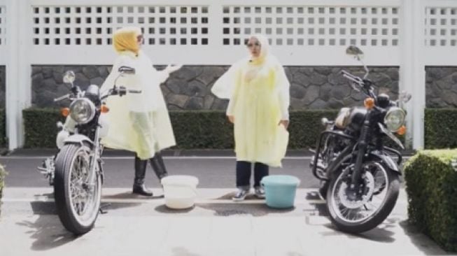 Kaka CInta dan Dede Anggi merawat motor dengan cara cuci rutin [screen shot Moto Yummy].