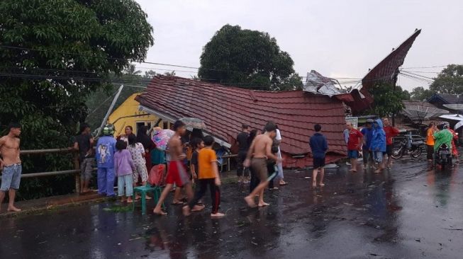 Diterjang Angin Puting Beliung, Puluhan Rumah di Kabupaten OKU Rusak Berat