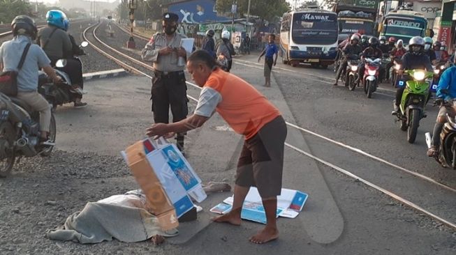 Wanita Misterius Tewas Mengenaskan, Tubuhnya Hancur Terlindas Kereta di Pasar Senen